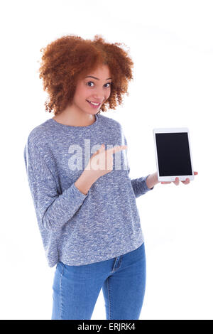 Black African American Studentin hält einen Laptop und zeigt auf dem Bildschirm auf weißem Hintergrund Stockfoto