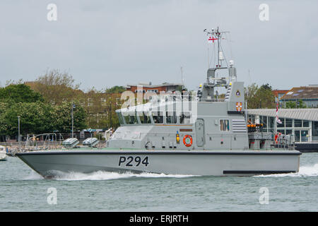 HMS Trompeter (P294) Abfahrt Portsmouth Harbour. Stockfoto