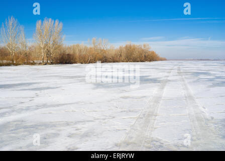 Winterlandschaft - Track auf einem zugefrorenen und verschneiten große ukrainische Fluss Dnepr Dnepropetrovsk Stadt. Stockfoto