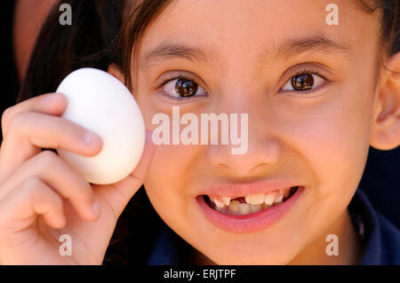 Manzo Grundschule 4. Klasse Schüler sammeln Eiern von Hühnern in der Schule Bio-Garten, Tucson, Arizona, USA. Stockfoto