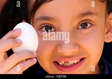 Manzo Grundschule 4. Klasse Schüler sammeln Eiern von Hühnern in der Schule Bio-Garten, Tucson, Arizona, USA. Stockfoto