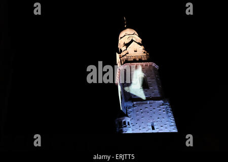 Jerusalem, Israel. 3. Juni 2015. Eine projizierte Glocke scheint auf der Dormition Abbey Glockenturm auf dem Berg Zion zu schwingen. Das Jerusalem-Licht-Festival eröffnet in der Altstadt. Bildhauer und Designer aus der ganzen Welt nehmen Teil an dem Festival verwandeln die Altstadt in eine riesige Ausstellung von Bild und Ton. Bildnachweis: Nir Alon/Alamy Live-Nachrichten Stockfoto