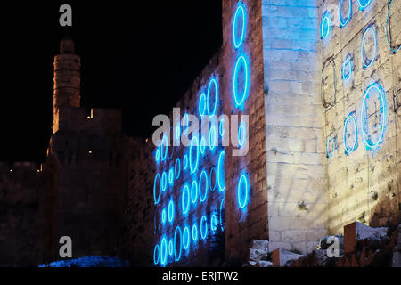 Jerusalem, Israel. 3. Juni 2015. "Variationen" von Gilbert Moity von Frankreich, leuchtet der Turm Davids Stadtmauer. Das Jerusalem-Licht-Festival eröffnet in der Altstadt. Bildhauer und Designer aus der ganzen Welt nehmen Teil an dem Festival verwandeln die Altstadt in eine riesige Ausstellung von Bild und Ton. Bildnachweis: Nir Alon/Alamy Live-Nachrichten Stockfoto