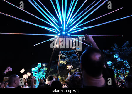 Jerusalem, Israel. 3. Juni 2015. Ein Mann schafft ein Foto mit seinem Handy ein Display am Jaffa-Tor. Das Jerusalem-Licht-Festival eröffnet in der Altstadt. Bildhauer und Designer aus der ganzen Welt nehmen Teil an dem Festival verwandeln die Altstadt in eine riesige Ausstellung von Bild und Ton. Bildnachweis: Nir Alon/Alamy Live-Nachrichten Stockfoto