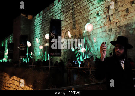 Jerusalem, Israel. 3. Juni 2015. Ein Mann schafft ein Foto mit seinem Handy ein Display am Jaffa-Tor. Das Jerusalem-Licht-Festival eröffnet in der Altstadt. Bildhauer und Designer aus der ganzen Welt nehmen Teil an dem Festival verwandeln die Altstadt in eine riesige Ausstellung von Bild und Ton. Bildnachweis: Nir Alon/Alamy Live-Nachrichten Stockfoto