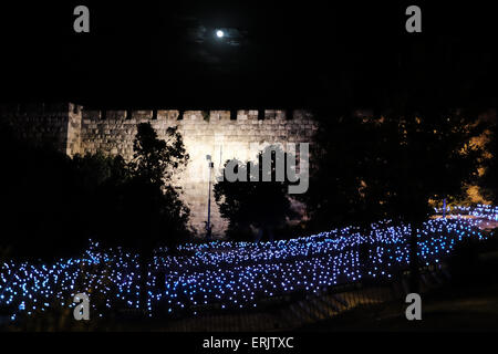 Jerusalem, Israel. 3. Juni 2015. "Field of Light Flowers" von Alon Birger Israels, erscheint an der Hatzanhanim Street. Das Jerusalem-Licht-Festival eröffnet in der Altstadt. Bildhauer und Designer aus der ganzen Welt nehmen Teil an dem Festival verwandeln die Altstadt in eine riesige Ausstellung von Bild und Ton. Bildnachweis: Nir Alon/Alamy Live-Nachrichten Stockfoto