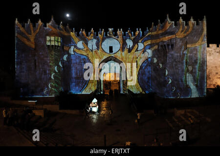 Jerusalem, Israel. 3. Juni 2015. "Kindheit Tor" von Yaron Tsinman von Israel, ist auf die Fassade von Damaskus-Tor mit Kunstwerken von israelischen Kindern projiziert. Das Jerusalem-Licht-Festival eröffnet in der Altstadt. Bildhauer und Designer aus der ganzen Welt nehmen Teil an dem Festival verwandeln die Altstadt in eine riesige Ausstellung von Bild und Ton. Bildnachweis: Nir Alon/Alamy Live-Nachrichten Stockfoto