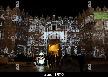 Jerusalem, Israel. 3. Juni 2015. "Kindheit Tor" von Yaron Tsinman von Israel, ist auf die Fassade von Damaskus-Tor mit Kunstwerken von israelischen Kindern projiziert. Das Jerusalem-Licht-Festival eröffnet in der Altstadt. Bildhauer und Designer aus der ganzen Welt nehmen Teil an dem Festival verwandeln die Altstadt in eine riesige Ausstellung von Bild und Ton. Bildnachweis: Nir Alon/Alamy Live-Nachrichten Stockfoto