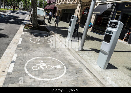 Neue Tankstelle für Elektro-Autos und Motorräder in Barcelona, Katalonien, Spanien Stockfoto