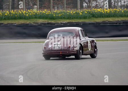 Les Ely fahren 1959 MK1 Jaguar bei Goodwood Members Meeting Stockfoto