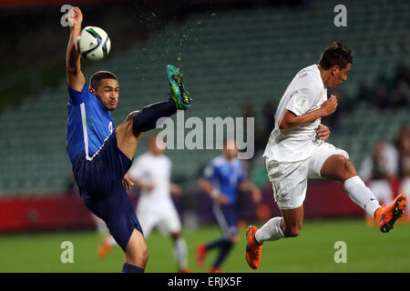 Auckland, Neuseeland. 2. Juni 2015. New Zealand Noah Billingsley fordert USA Cameron Caryters-Vickers. 2015 FIFA U20-Weltmeisterschaft Neuseeland im Vergleich zu USA, QBE Stadion Auckland, Dienstag, 2. Juni 2015. © Aktion Plus Sport/Alamy Live-Nachrichten Stockfoto