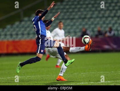 Auckland, Neuseeland. 2. Juni 2015. USAS Marco Delgado Verwicklungen mit New Zealand Noah Billingsley. 2015 FIFA U20-Weltmeisterschaft Neuseeland im Vergleich zu USA, QBE Stadion Auckland, Dienstag, 2. Juni 2015. © Aktion Plus Sport/Alamy Live-Nachrichten Stockfoto