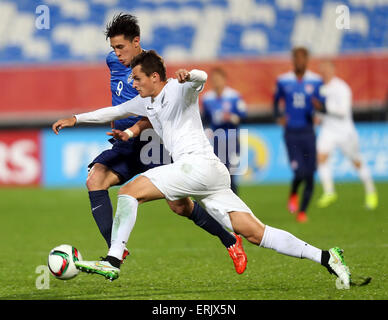 Auckland, Neuseeland. 2. Juni 2015. New Zealand Adam Mitchell bekommt die Oberhand über Amerikas Rubio Rubin. 2015 FIFA U20-Weltmeisterschaft Neuseeland im Vergleich zu USA, QBE Stadion Auckland, Dienstag, 2. Juni 2015. © Aktion Plus Sport/Alamy Live-Nachrichten Stockfoto