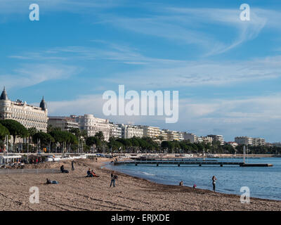 Menschen am Strand von Cannes vor Boulevard De La Croisette Stockfoto