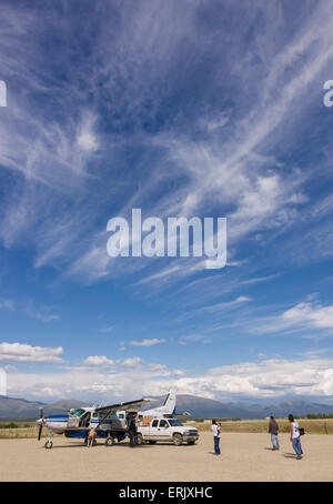 Dorfbewohner versammeln sich um ein Flugzeug zu Lieferungen, laden Shungak Flughafen, Arktis Alaska, Sommer Stockfoto
