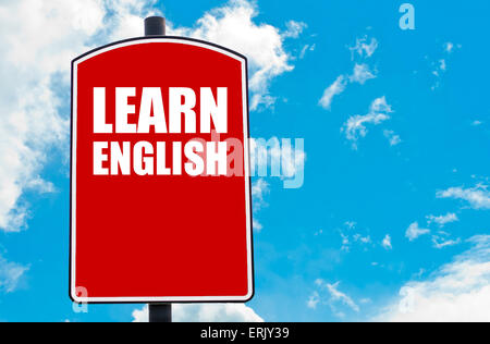 Lernen Sie Englisch motivierenden Zitat geschrieben am roten Schild über blauen Himmelshintergrund isoliert Stockfoto
