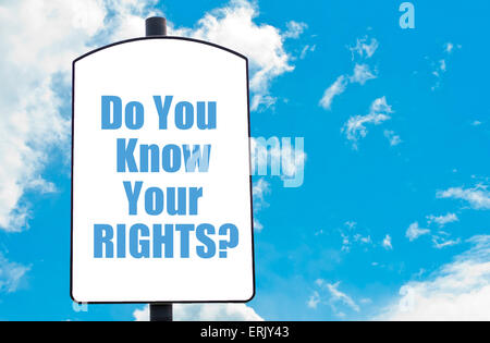 Kennst du deine Rechte? motivierenden Zitat geschrieben am weißen Schild über blauen Himmelshintergrund isoliert. Stockfoto