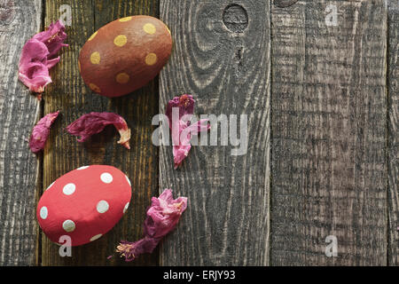 Zwei Ostereier und Blumen auf hölzernen Hintergrund Stockfoto