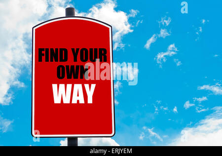 Your Own Way motivierenden Zitat geschrieben am roten Schild über blauen Himmelshintergrund isoliert zu finden. Konzept-Bild mit verfügbaren Textfreiraum Stockfoto