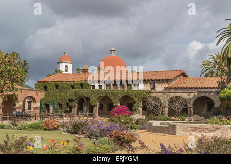 "Mission San Juan Capistrano" mit Ruinen, Museum und Rehabilitation im Gange. Stockfoto