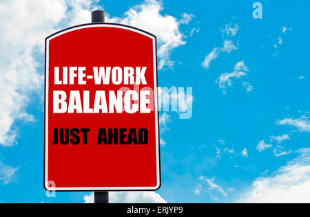 Life Balance direkt vor Ihnen motivierenden Zitat geschrieben am roten Schild über blauen Himmelshintergrund isoliert arbeiten. Stockfoto