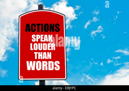 Taten sprechen lauter als Worte motivierenden Zitat geschrieben am roten Schild über blauen Himmelshintergrund isoliert. Stockfoto