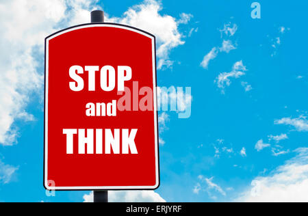 Innehalten Sie und nachdenken Sie motivierenden Zitat geschrieben am roten Schild über blauen Himmelshintergrund isoliert. Stockfoto