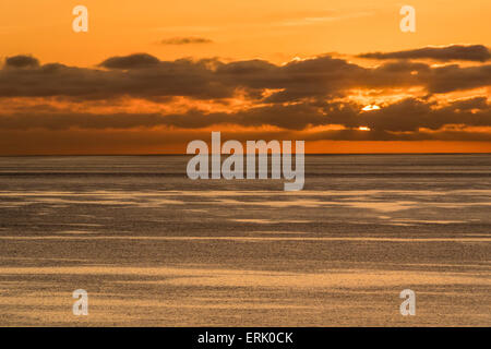 Sonnenaufgang über dem südkalifornischen Küste von Catalina Island gesehen. Stockfoto