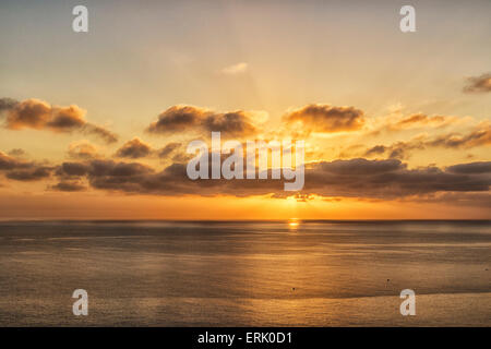 Sonnenaufgang über dem südkalifornischen Küste von Catalina Island gesehen. Stockfoto