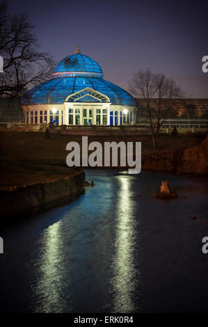 Marjorie McNeely Konservatorium und Frosch-Teich. Die Palm-Kuppel wurde am 2. April für World Autism Awareness Day blau beleuchtet. Die co Stockfoto