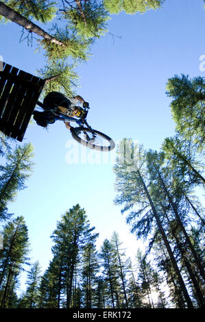 Teenager startet große Luft auf dem downhill Mountainbike, Whitefish, Montana. Stockfoto