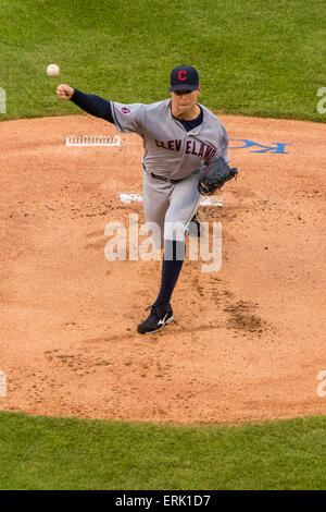 Kansas, USA. 3. Juni 2015. 3. Juni 2015: Corey Kluber #28 von den Cleveland Indians Stellplätze im ersten Inning während des MLB-Spiels zwischen der Cleveland Indians und die Kansas City Royals im Kauffman Stadium in Kansas City MO Credit: Cal Sport Media/Alamy Live News Stockfoto