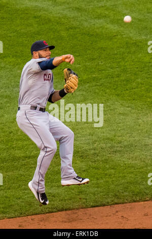 Kansas, USA. 3. Juni 2015. 3. Juni 2015: Jason Kipnis #22 von den Cleveland Indians wirft zurück zur ersten während des MLB-Spiels zwischen der Cleveland Indians und die Kansas City Royals im Kauffman Stadium in Kansas City MO Credit: Cal Sport Media/Alamy Live News Stockfoto