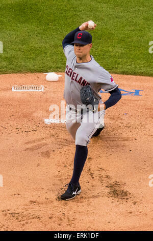 Kansas, USA. 3. Juni 2015. 3. Juni 2015: Corey Kluber #28 von den Cleveland Indians Stellplätze im ersten Inning während des MLB-Spiels zwischen der Cleveland Indians und die Kansas City Royals im Kauffman Stadium in Kansas City MO Credit: Cal Sport Media/Alamy Live News Stockfoto