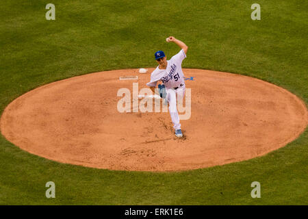 Kansas, USA. 3. Juni 2015. 3. Juni 2015: Jason Vargas #51 von den Kansas City Royals Stellplätze im ersten Inning während des MLB-Spiels zwischen der Cleveland Indians und die Kansas City Royals im Kauffman Stadium in Kansas City MO Credit: Cal Sport Media/Alamy Live News Stockfoto