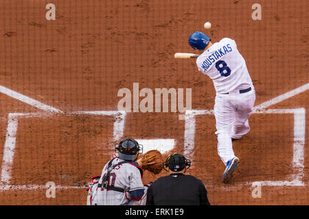 Kansas, USA. 3. Juni 2015. 3. Juni 2015: Mike Moustakas Nr. 8 von den Kansas City Royals verbindet mit einer Steigung während des MLB-Spiels zwischen der Cleveland Indians und die Kansas City Royals im Kauffman Stadium in Kansas City MO Credit: Cal Sport Media/Alamy Live News Stockfoto