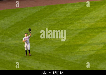 Kansas, USA. 3. Juni 2015. 3. Juni 2015: Ryan Raburn #9 von den Cleveland Indians macht ein Feldspieler im dritten Inning während der MLB greifen Spiel zwischen den Cleveland Indians und die Kansas City Royals im Kauffman Stadium in Kansas City MO Credit: Cal Sport Media/Alamy Live News Stockfoto