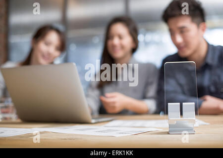 IT-Fachkräfte entwickeln Smartphone Stockfoto