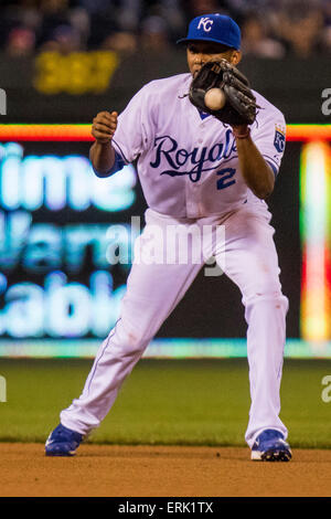 Kansas, USA. 3. Juni 2015. 3. Juni 2015: Alcides Escobar #2 von den Kansas City Royals fängt ein Infield hit achten Inning während des MLB-Spiels zwischen der Cleveland Indians und die Kansas City Royals im Kauffman Stadium in Kansas City MO Credit: Cal Sport Media/Alamy Live News Stockfoto