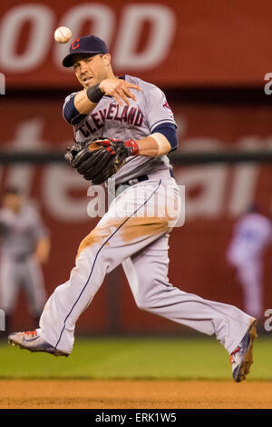 Kansas, USA. 3. Juni 2015. 3. Juni 2015: Jason Kipnis #22 von den Cleveland Indians wirft zurück zur ersten im achten Inning während des MLB-Spiels zwischen der Cleveland Indians und die Kansas City Royals im Kauffman Stadium in Kansas City MO Credit: Cal Sport Media/Alamy Live News Stockfoto