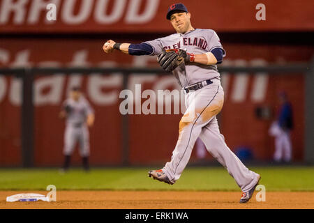 Kansas, USA. 3. Juni 2015. 3. Juni 2015: Jason Kipnis #22 von den Cleveland Indians wirft zurück zur ersten im achten Inning während des MLB-Spiels zwischen der Cleveland Indians und die Kansas City Royals im Kauffman Stadium in Kansas City MO Credit: Cal Sport Media/Alamy Live News Stockfoto