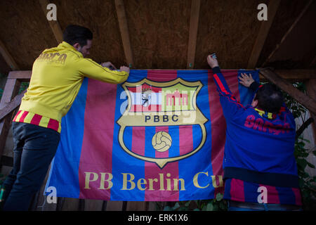 Berlin, Deutschland. 30. Mai 2015. Barca-Fans hängen der Club Banner auf der "PBBC" FC Barcelona Fan-Club vor der live-Übertragung der Champions-League-Finale im Copa del Rey in Berlin, Deutschland, 30. Mai 2015. Die Penya Barcelonista Berlin Cule (PBBC) ist die offizielle Berlin-Fan-Club des Fußballclubs FC Barcelona und Barca Fans versammeln sich dort regelmäßig. Foto: MATTHIAS BALK/Dpa/Alamy Live-Nachrichten Stockfoto