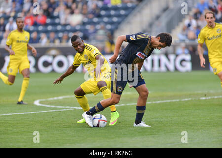 Chester, Pennsylvania, USA. 3. Juni 2015. CRISTIAN MAIDANA, (10) von Philadelphia Union kämpft um den Ball von WAYLON FRANCIS (14) von der Columbus Crew. Die Union schlagen die Mannschaft 3: 0 im PPL Park in Chester Pennsylvania Credit: Ricky Fitchett/ZUMA Draht/Alamy Live News Stockfoto