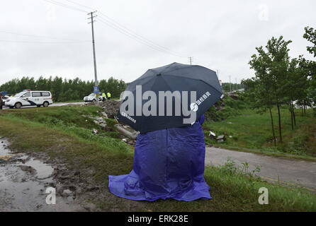 Jianli, Hubei, CHN. 3. Juni 2015. Jianli, CHINA - 3. Juni 2015: (Nur zur redaktionellen Verwendung. CHINA aus) ein Verwandter von einem Eastern Star Passagier von Changzhou hockt auf dem Boden, blickte der Unfallstelle auf 11:00 Das Schiff, genannt Dongfangzhixing oder Eastern Star, sank auf rund 21:28 (GMT-1328) am Montag im Abschnitt Jianli des Yangtze-Flusses. Tragenden 406 Passagiere, fünf Reisebüro Arbeiter und 47 Besatzungsmitglieder, leitete das Schiff aus Nanjing, der Hauptstadt der ostchinesischen Provinz Jiangsu, für Südwest-China Chongqing. © SIPA Asien/ZUMA Draht/Alamy Live-Nachrichten Stockfoto