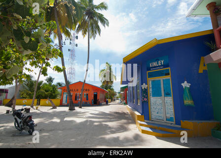 Blick auf die Straße, bunte Geschäfte auf tropischen Sand, Süd Male Atoll, Malediven Stockfoto