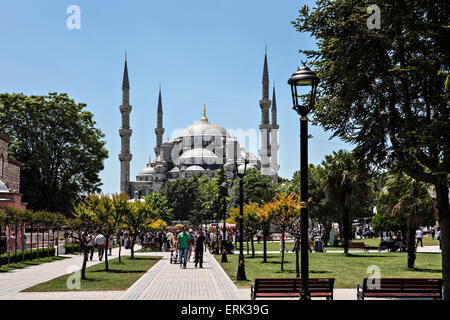 ISTANBUL - TÜRKEI, JUNI 6. Blaue Moschee und gehen Menschen in Sultan Ahmet Park am 6. Juni 2012. Sultan-Ahmet-Park ist in den meisten Stockfoto