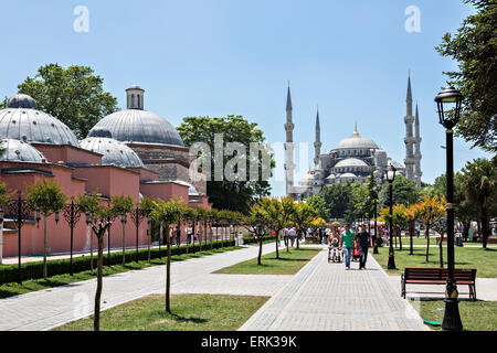 ISTANBUL - TÜRKEI, JUNI 6. Blaue Moschee und gehen Menschen in Sultan Ahmet Park am 6. Juni 2012. Sultan-Ahmet-Park ist in den meisten Stockfoto