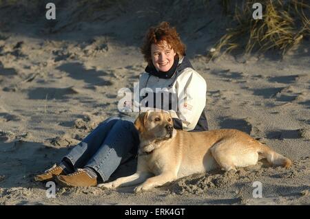 Labrador am Strand Stockfoto