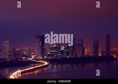Panama-Stadt, Zentral-Amerika, Blick auf Costa Del Este und Corredor Highway bei Nacht, mit Stau von Autos und Fahrzeugen Stockfoto