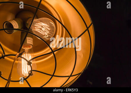 Antiken Stil Glühbirnen brennen in eine alte Lampe Stockfoto